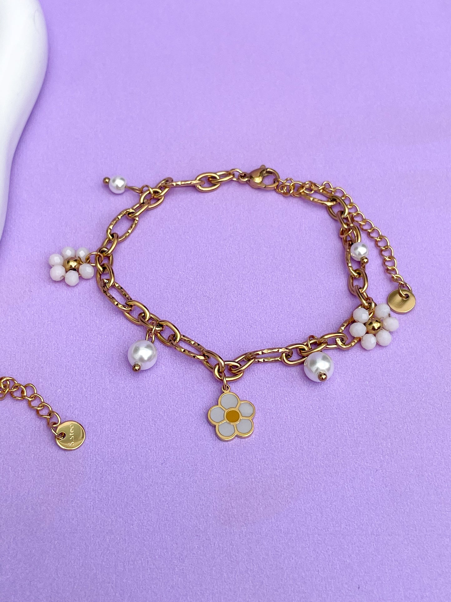 Pulsera charms margarita y flores blancas