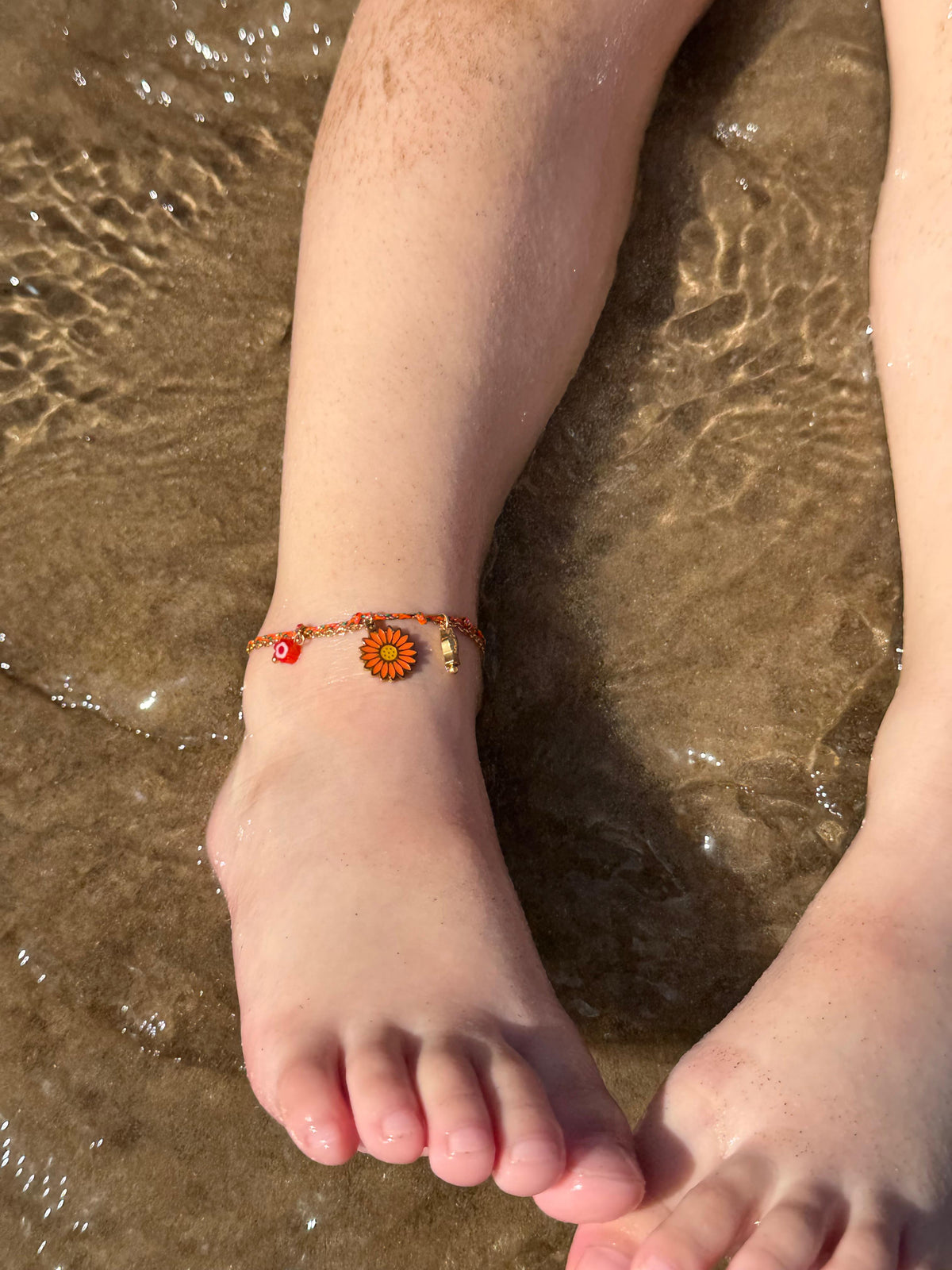 Pulsera hilo naranja con margarita