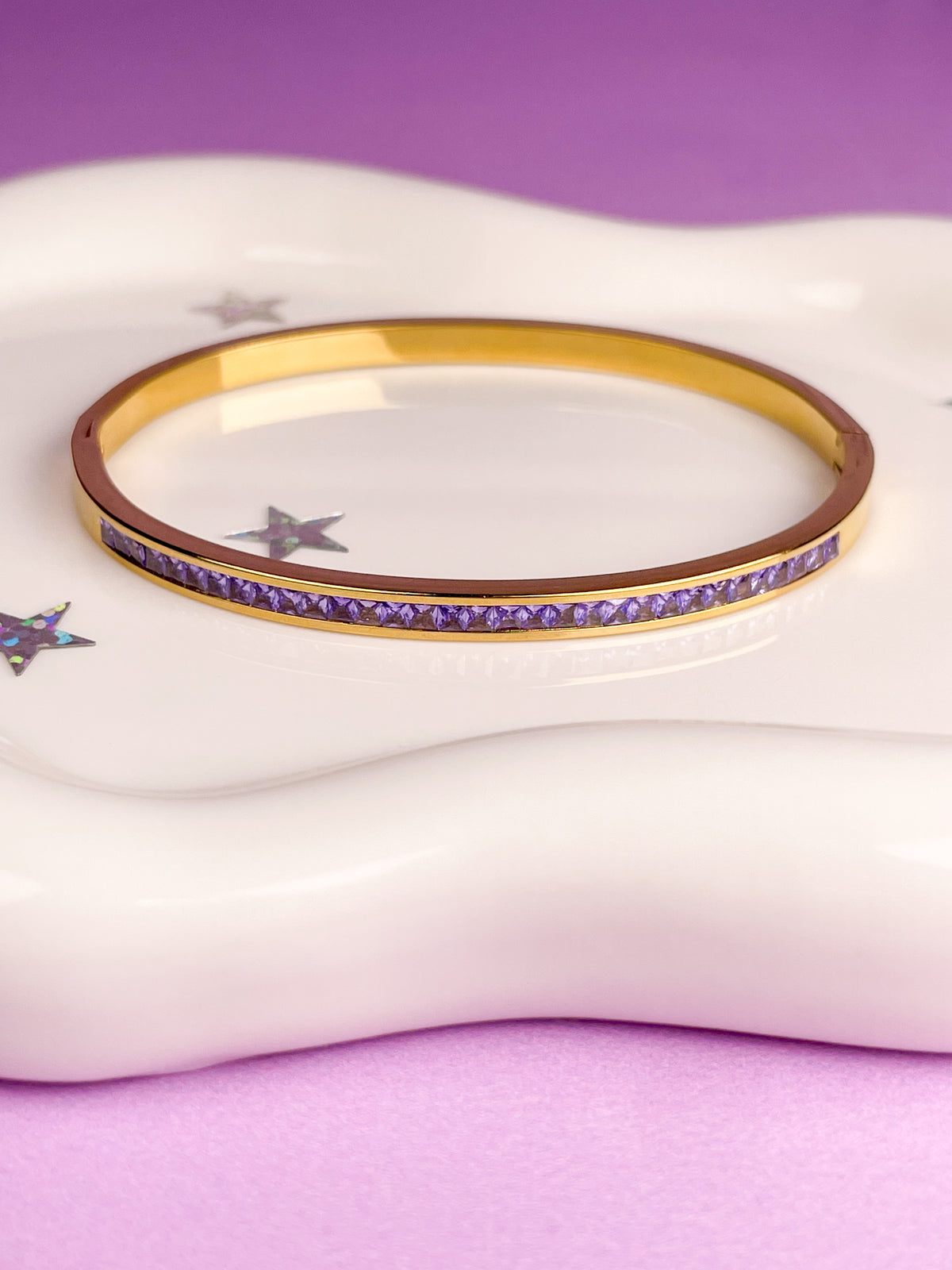 Pulsera rígida con brillantes morados