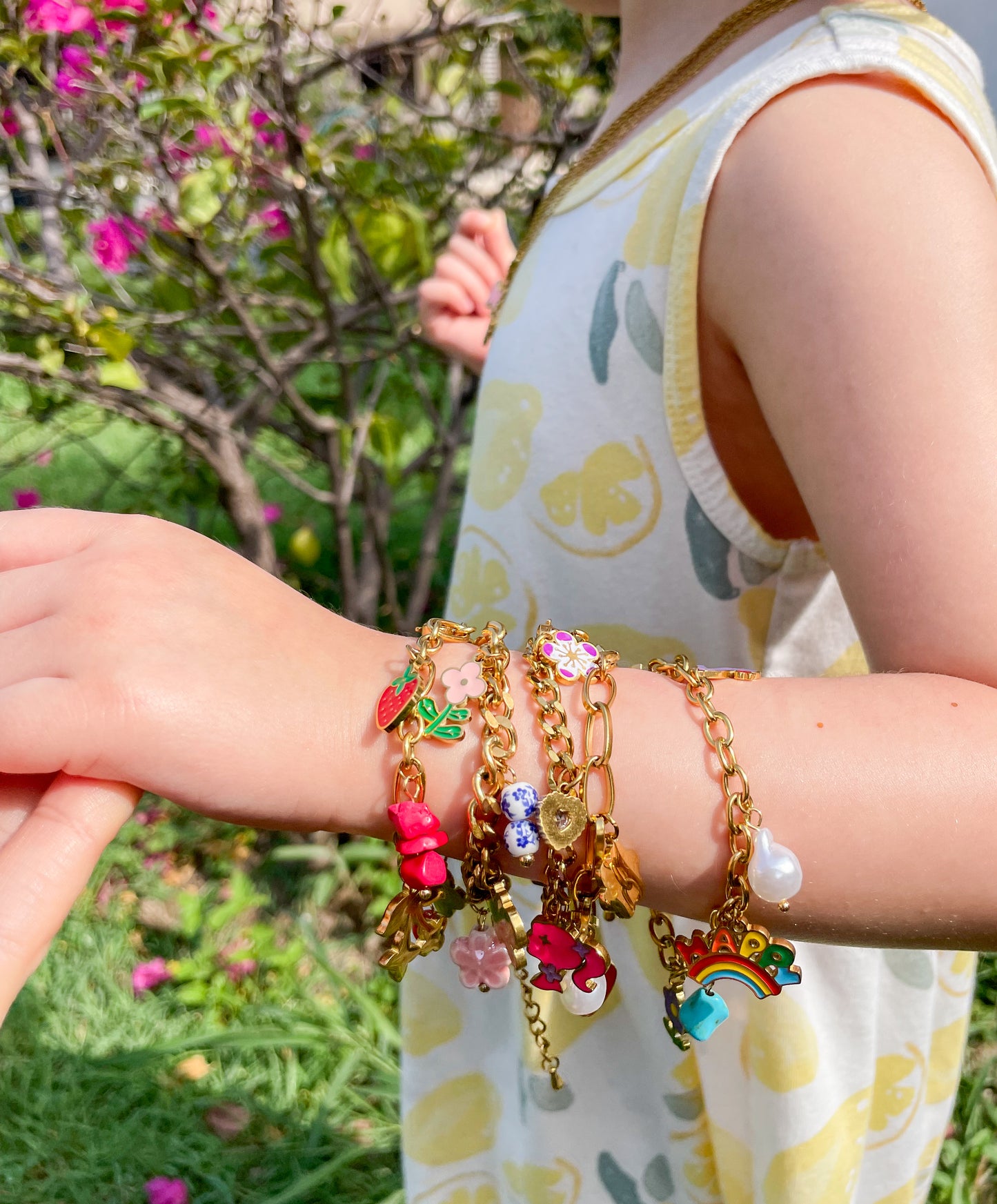 Pulsera charms flores rojas