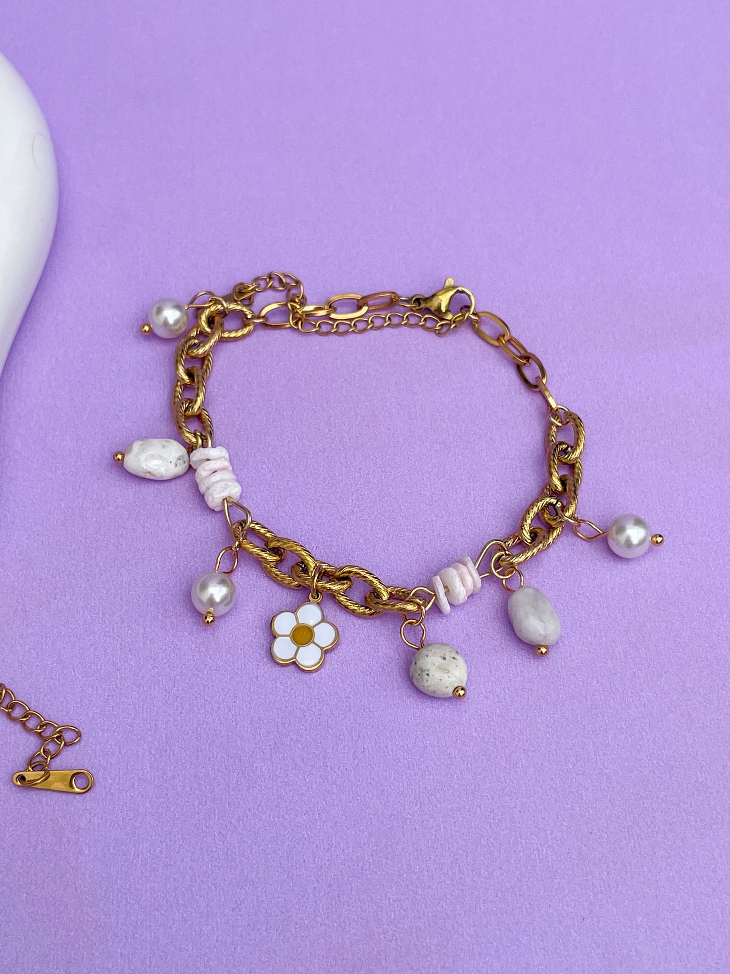 Pulsera charms margarita, piedras blancas