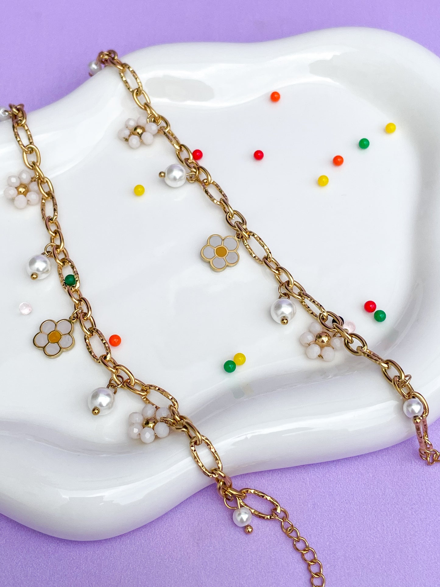 Pulsera charms margarita y flores blancas