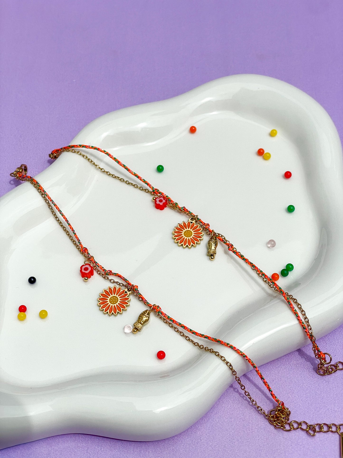 Pulsera hilo naranja con margarita