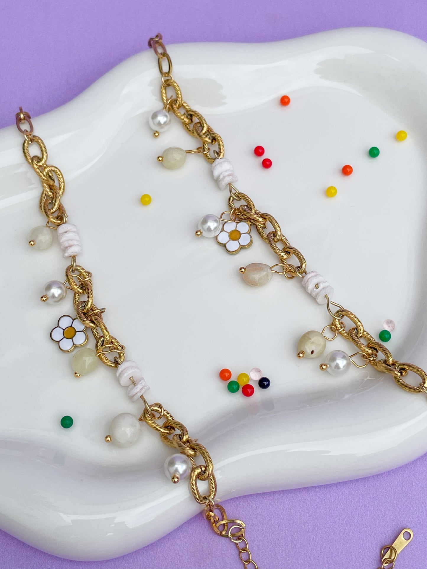 Pulsera charms margarita, piedras blancas