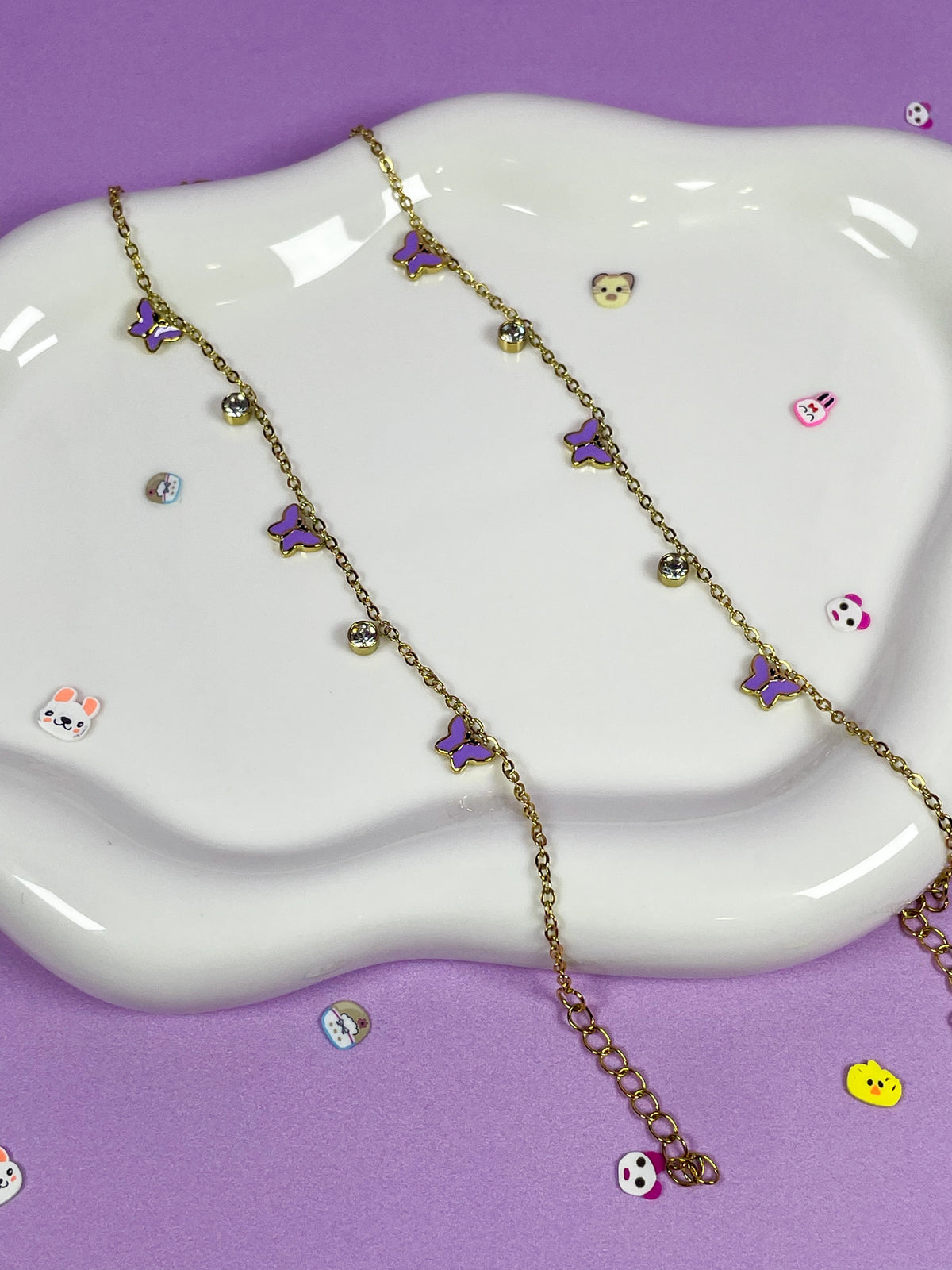 Pulsera dorada con mariposas moradas y brillante