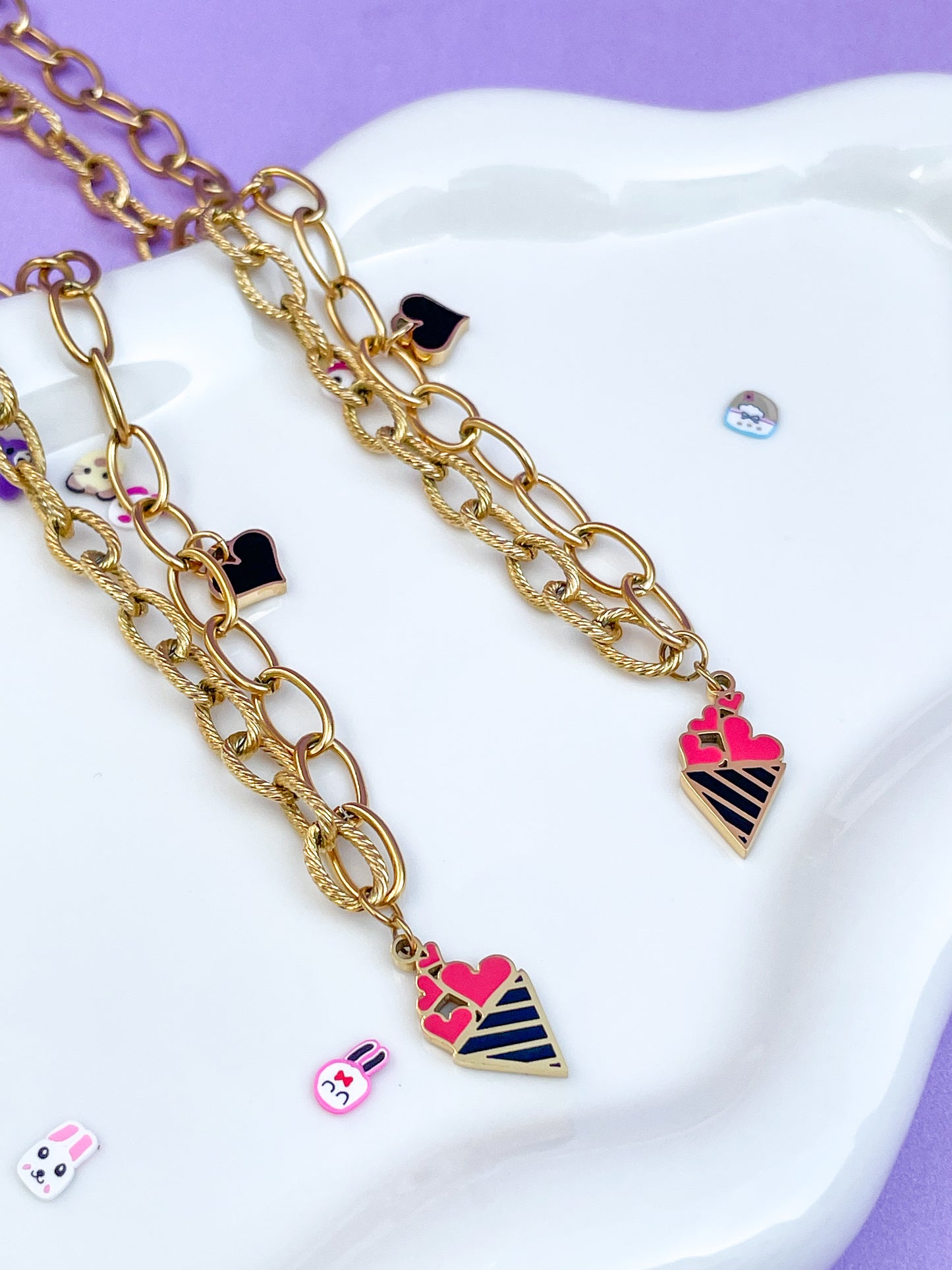 Collar cono de corazones rosas