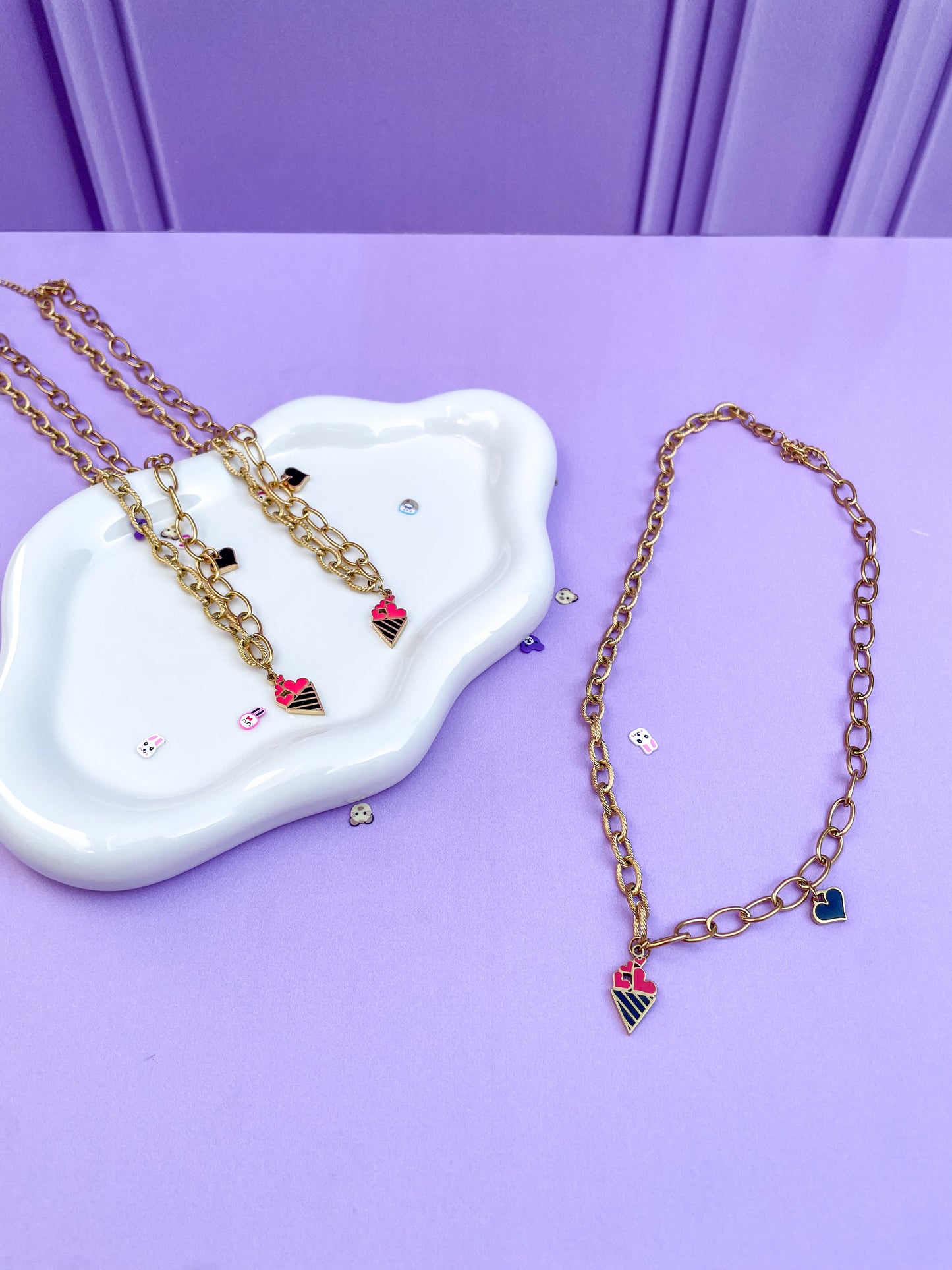 Collar cono de corazones rosas