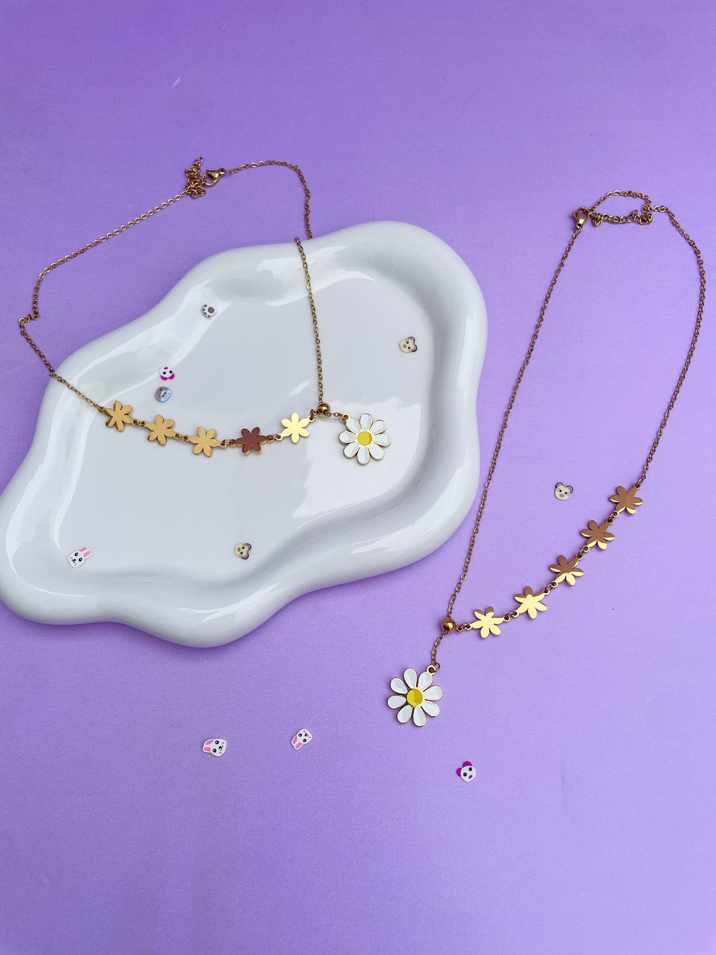 Collar margarita sola con flores doradas