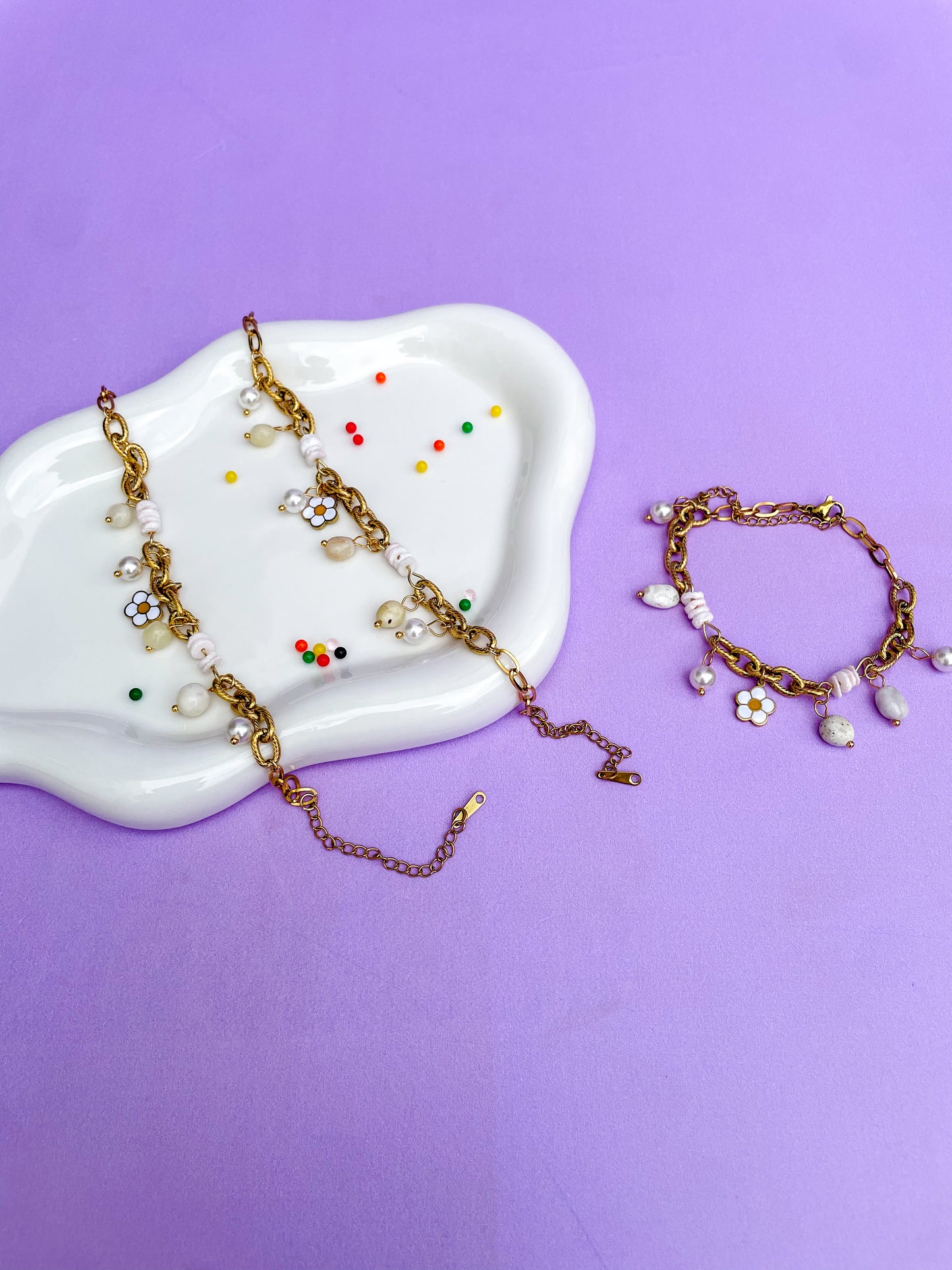 Pulsera charms margarita, piedras blancas