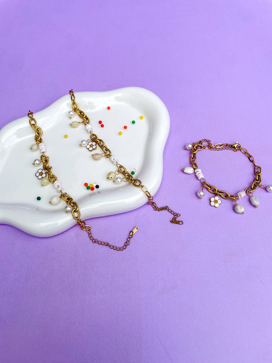 Pulsera charms margarita, piedras blancas