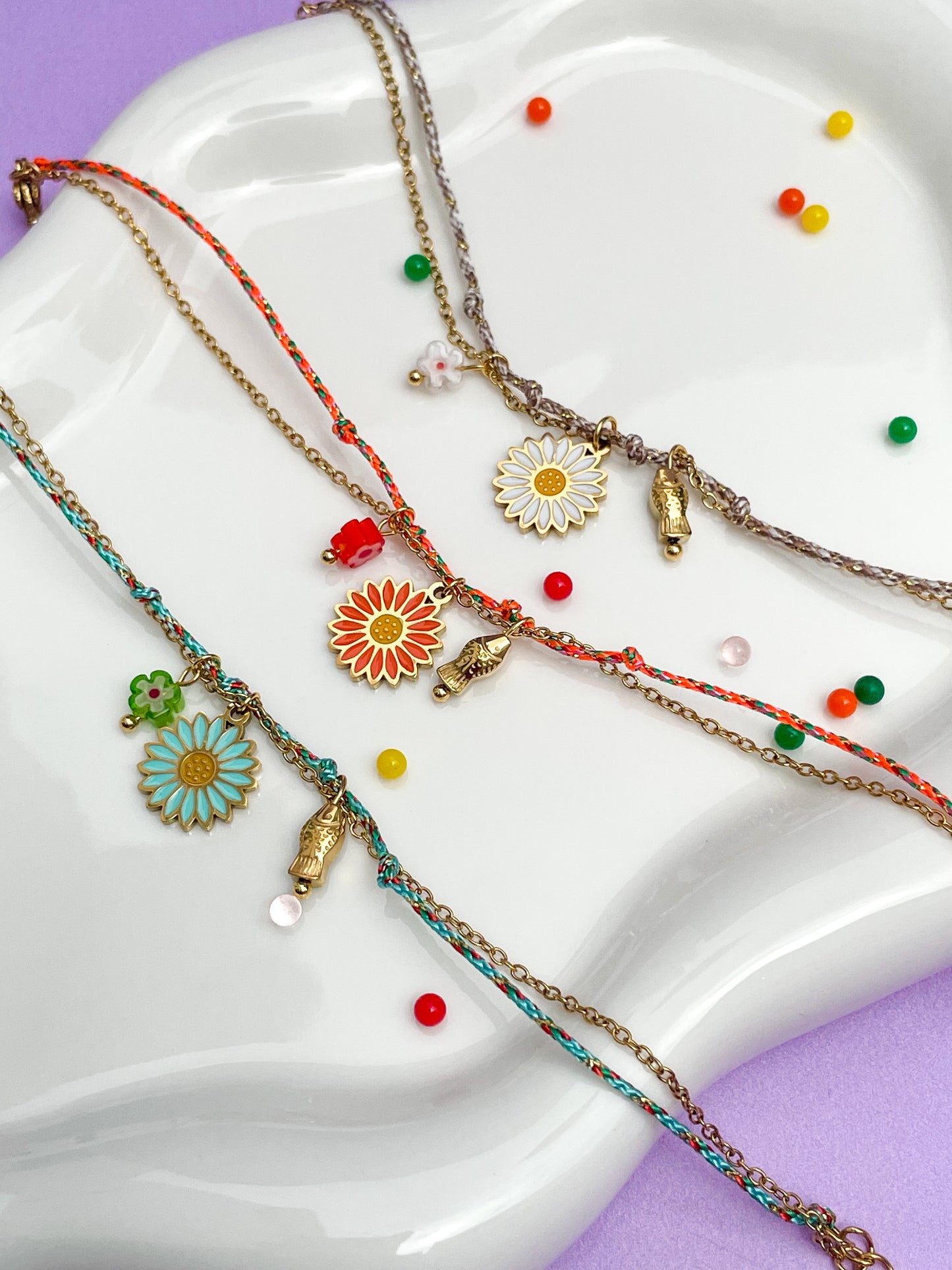 Pulsera hilo naranja con margarita