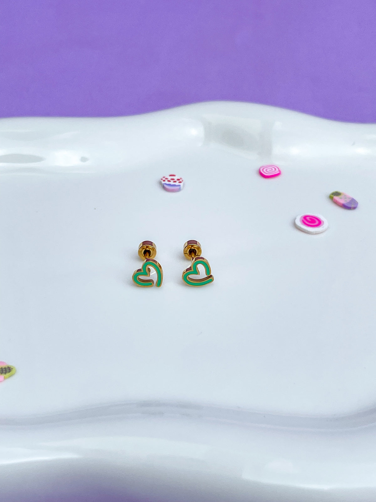 Aretes corazón hueco verde