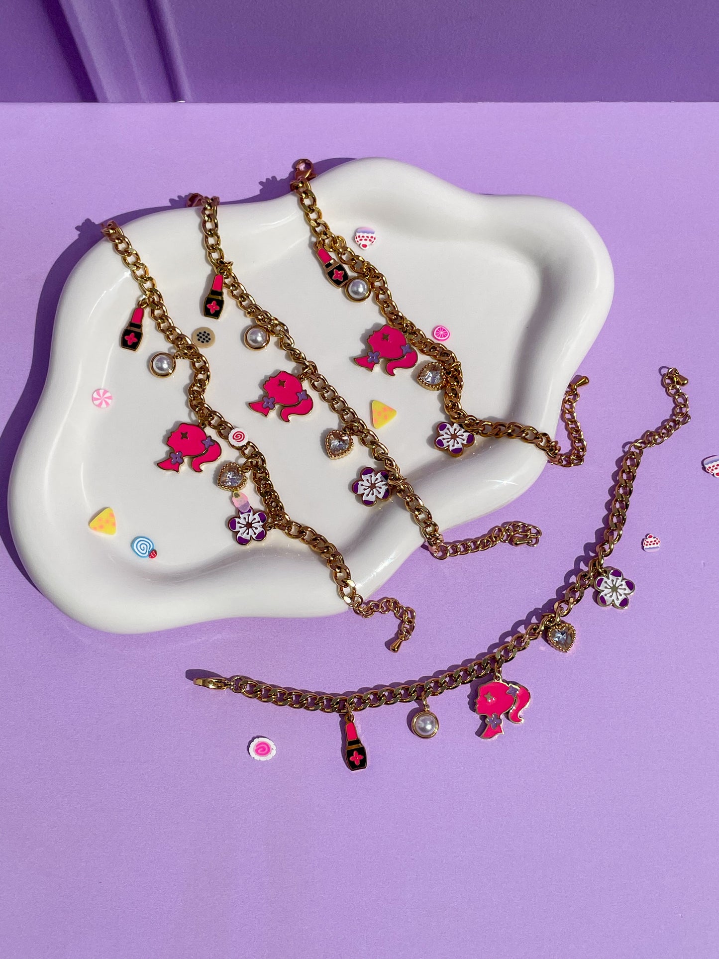 Pulseras charms, lipstick, barbie