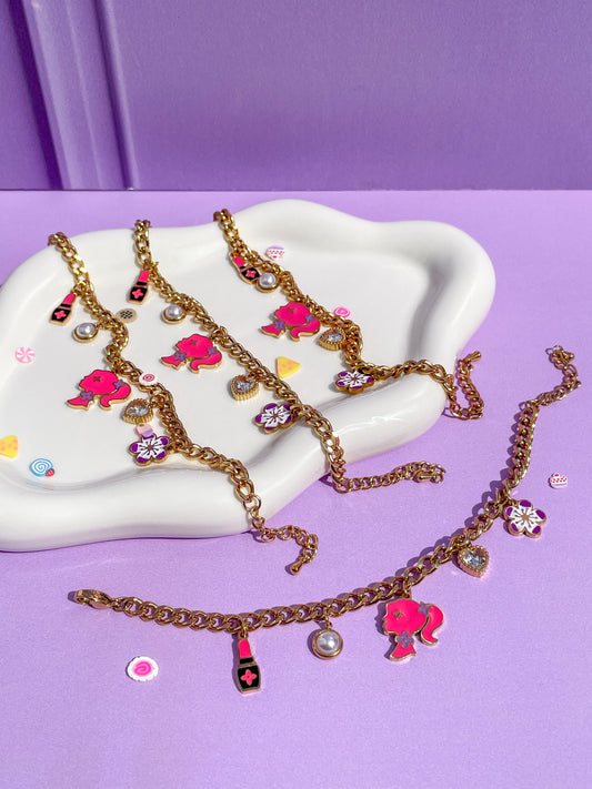 Pulseras charms, lipstick, barbie