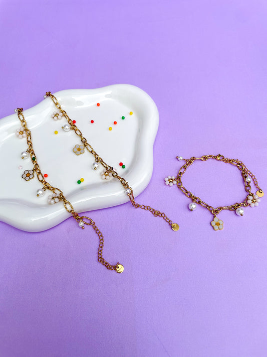 Pulsera charms margarita y flores blancas