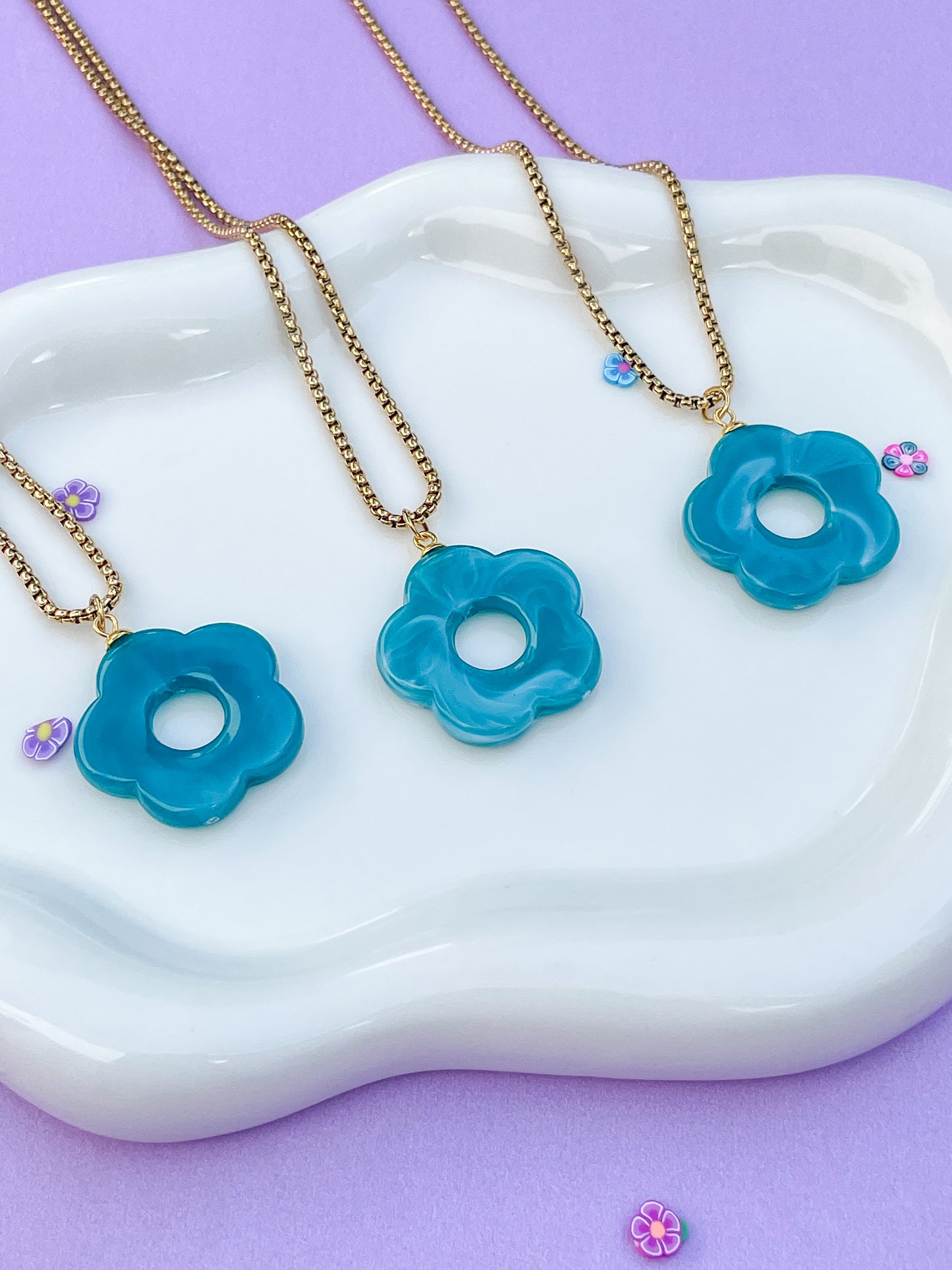 Collar acrílico flor azul