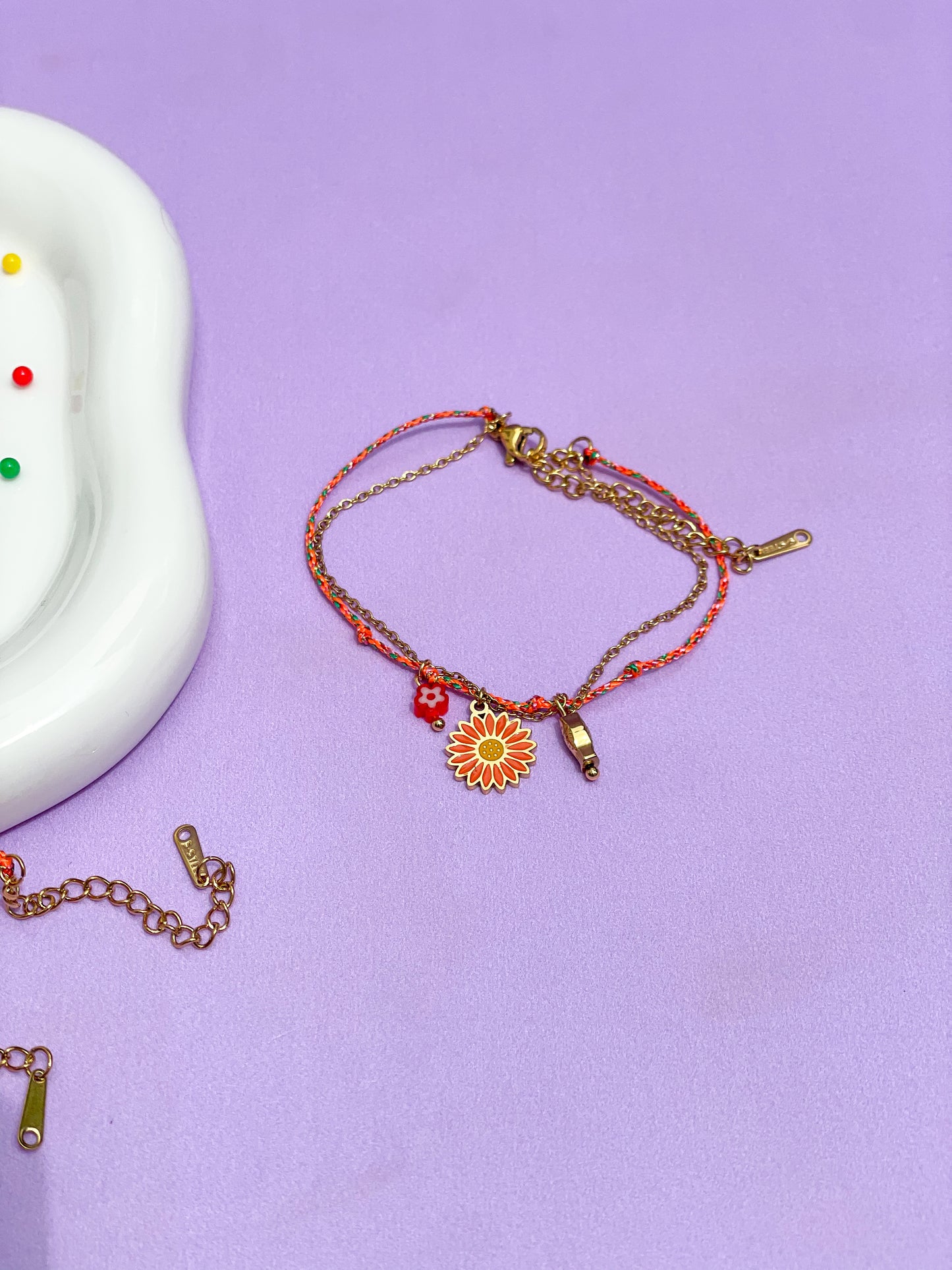 Pulsera hilo naranja con margarita
