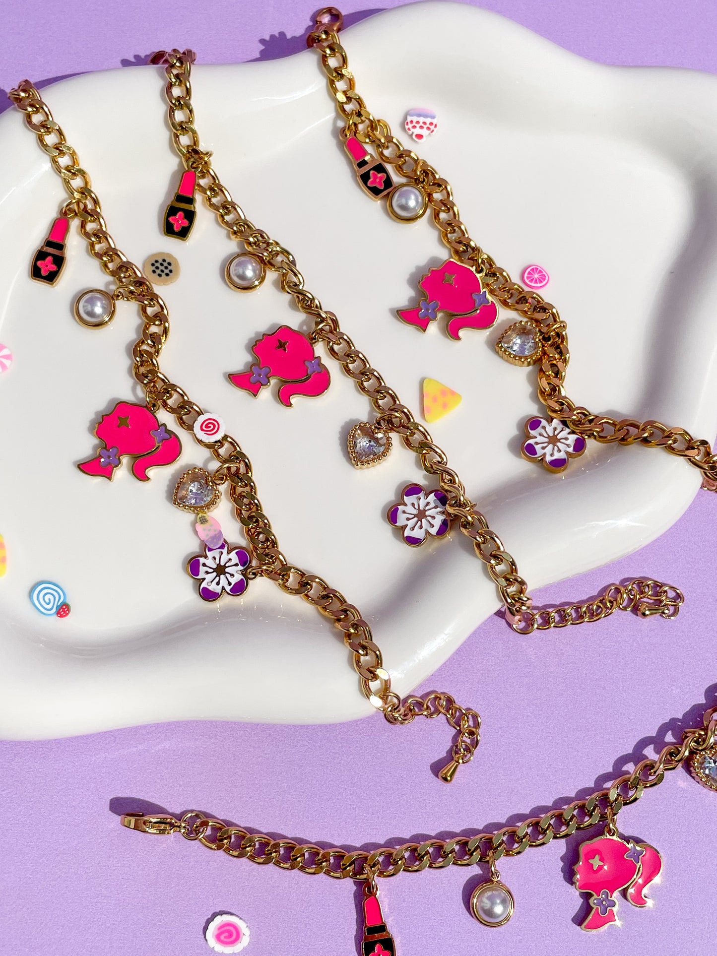 Pulseras charms, lipstick, barbie
