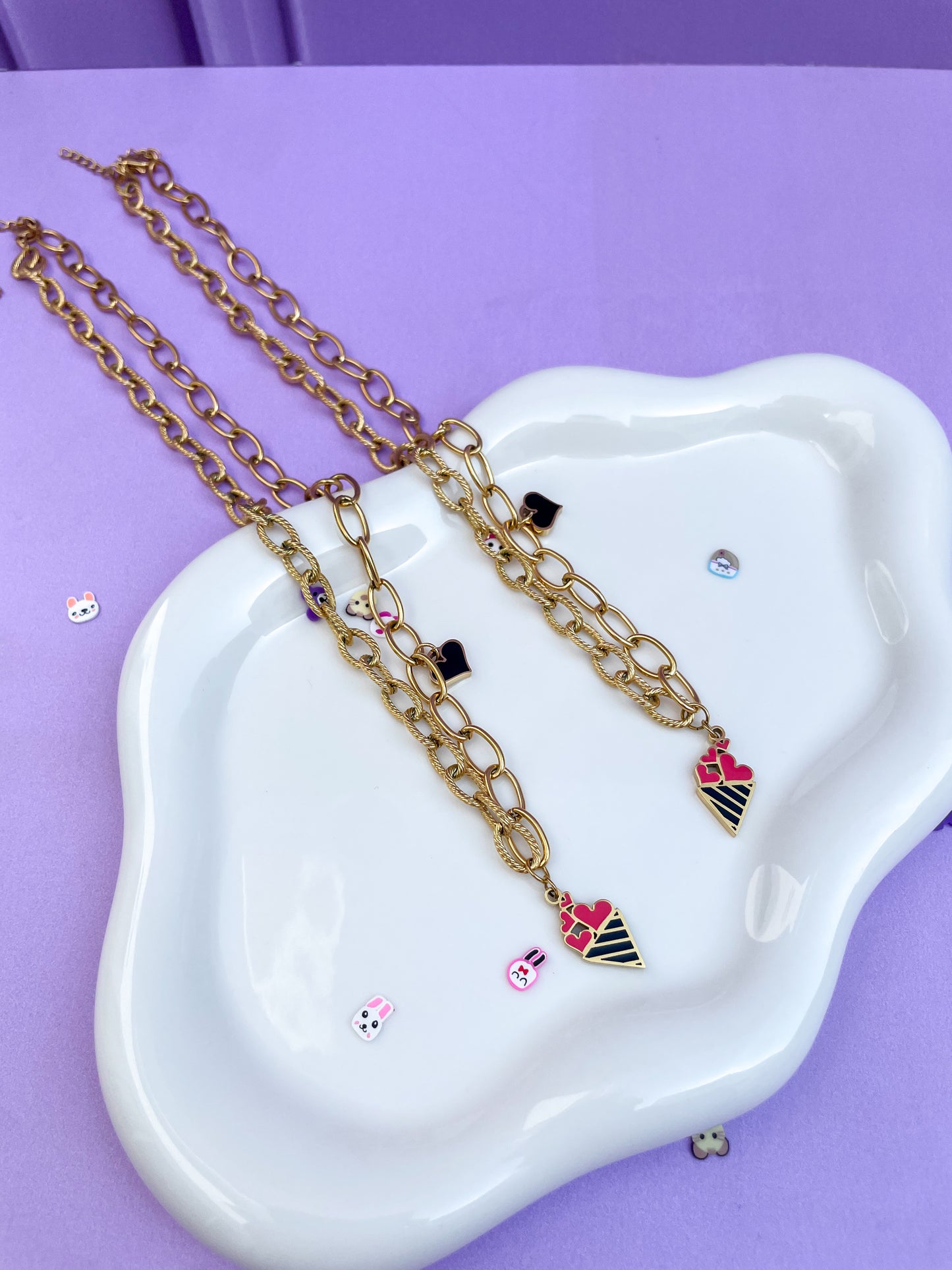 Collar cono de corazones rosas
