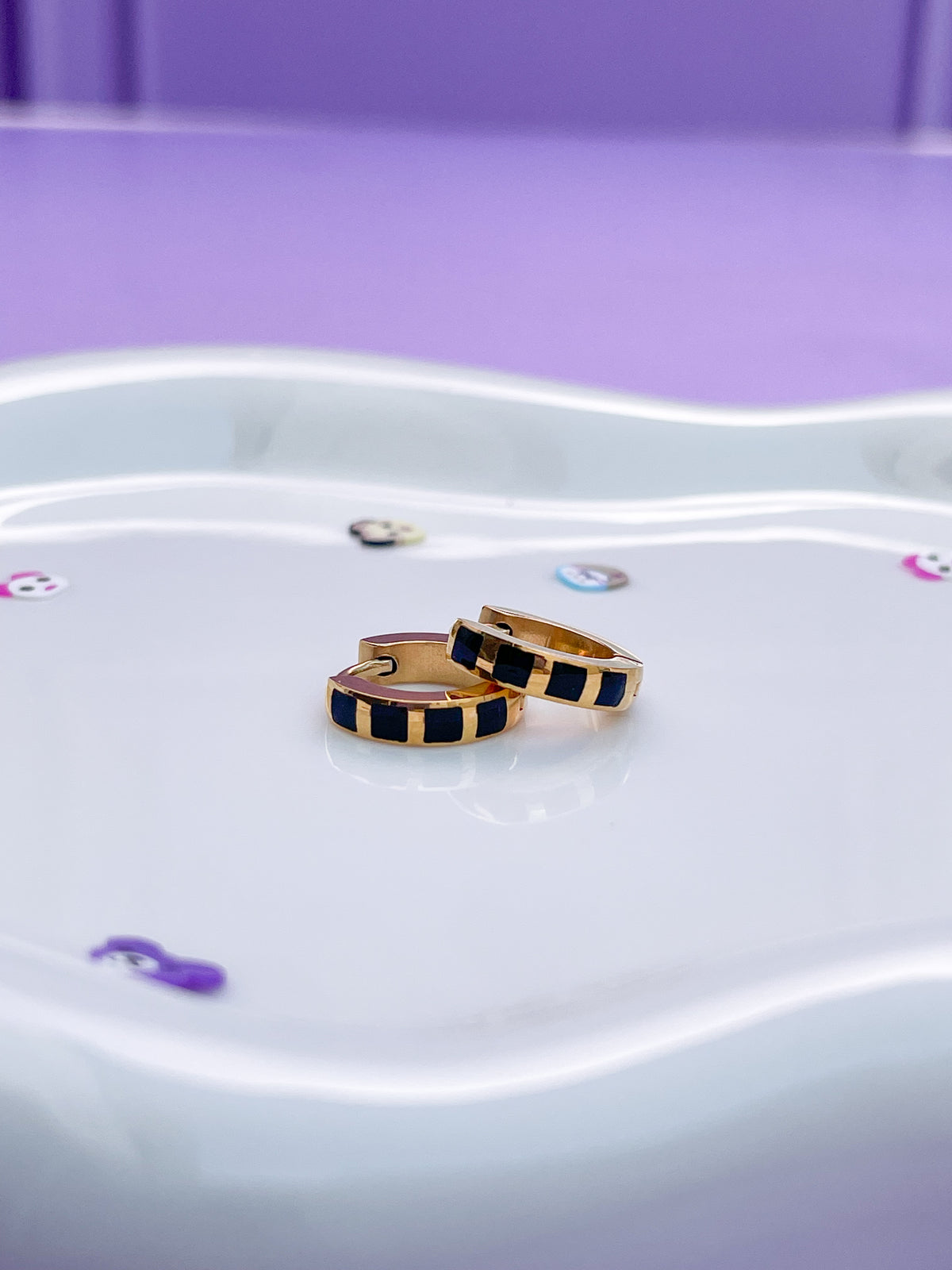 Arracadas esmalte cuadros negros