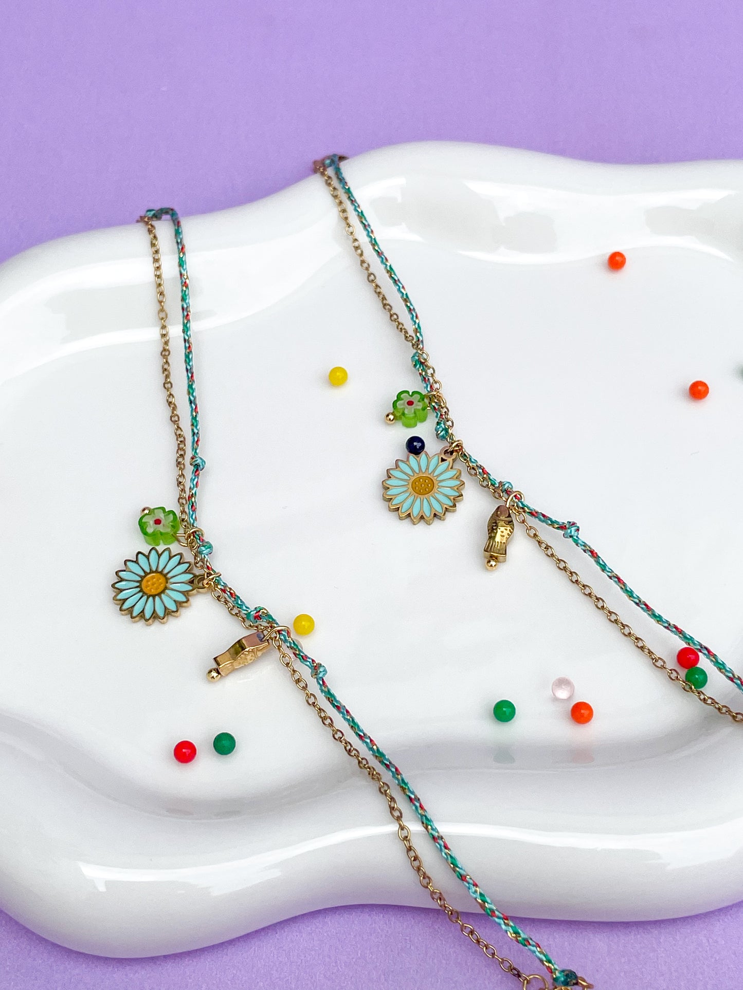 Pulsera hilo verde con margarita
